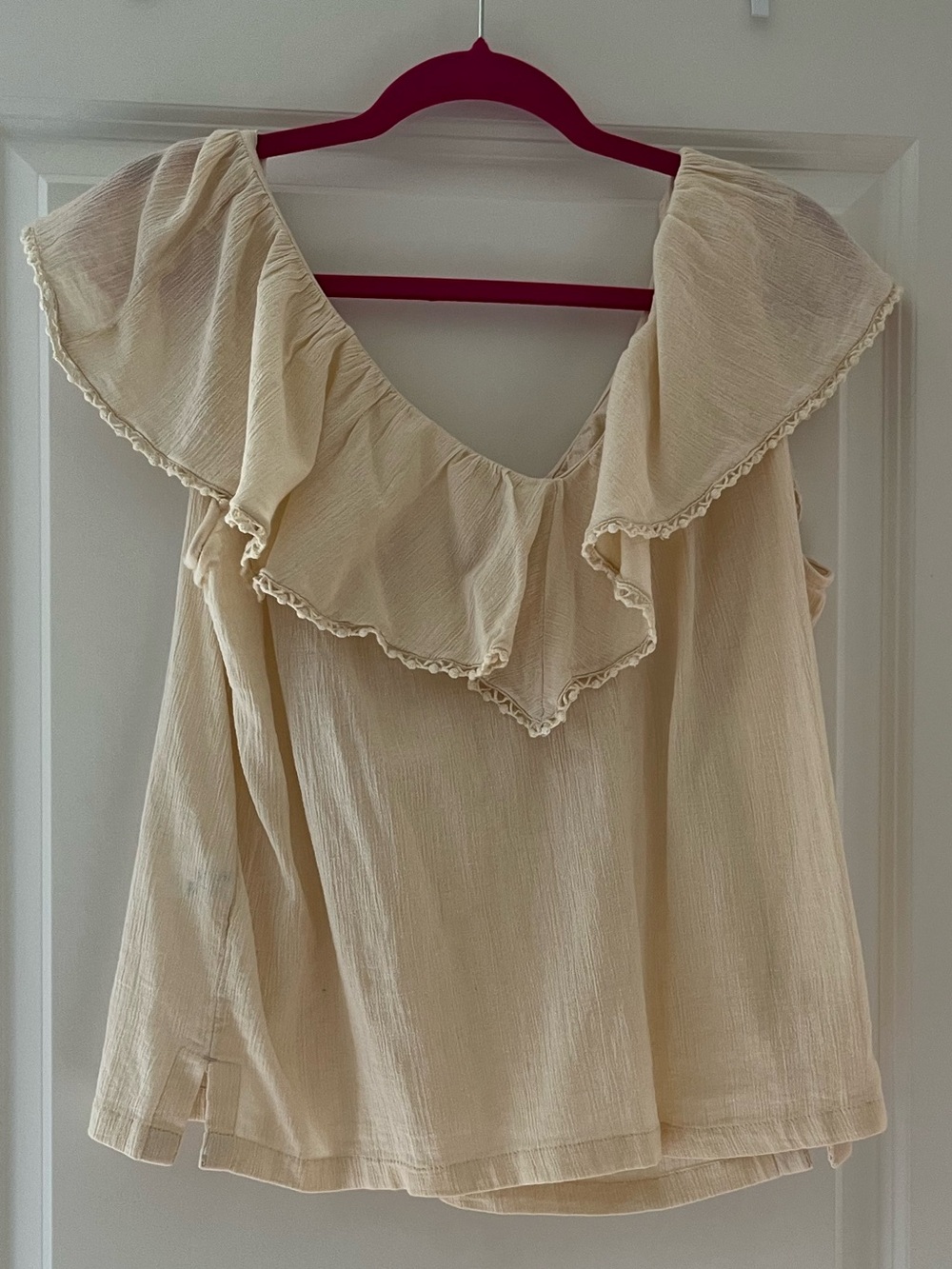 LOFT NWOT Cream Ruffled V-Neck Women’s Sleeveless Top